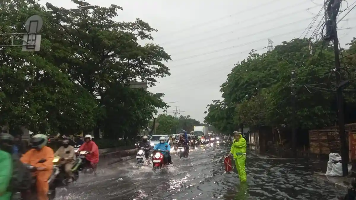 Kepadatan-arus-lalu-lintas-menjadi-pemandangan-di-sejumlah-ruas-jalan-arteri-Jakarta