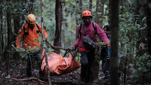 operasi-sar-pesawat-atr-terkendala-cuaca-medan-sulit-gunung-bulusaraung-1768820025448_169